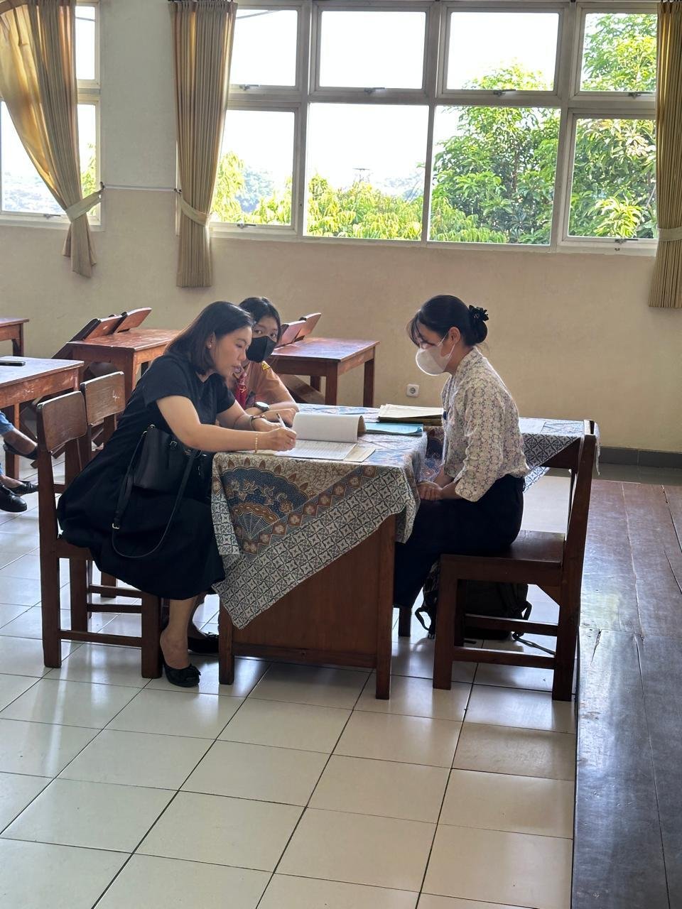 Penerimaan Raport Tengah Semester SMP St. Yosef Surabaya Berjalan Tertib dengan Kolaborasi Siswa dan Karyawan 48 WhatsApp Image 2025 10 10 at 07.39.48 1