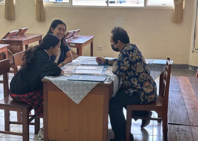Penerimaan Raport Tengah Semester SMP St. Yosef Surabaya Berjalan Tertib dengan Kolaborasi Siswa dan Karyawan 46 WhatsApp Image 2025 10 10 at 07.39.49