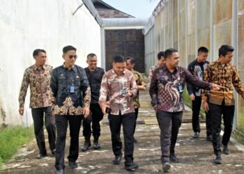 Dalam upaya memastikan keamanan dan ketertiban di lingkungan Lembaga Pemasyarakatan Kelas IIA Bengkulu, jajaran Kesatuan Pengamanan Lapas (KPLP) bersama Seksi Administrasi Keamanan dan Ketertiban (Adm Kamtib) melaksanakan kegiatan kontrol menyeluruh di area brandgang, Jumat (10/10).