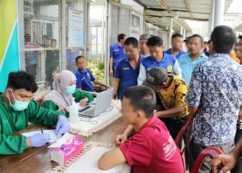 BENGKULU (10 Oktober 2025) – Memasuki hari ketiga pelaksanaan kegiatan Skrining Massal Penemuan Kasus Tuberkulosis (TBC), Lembaga Pemasyarakatan (Lapas) Kelas IIA Bengkulu terus menunjukkan komitmennya dalam menjaga kesehatan warga binaan pemasyarakatan (WBP). Kegiatan yang berlangsung di Klinik Pratama Lapas Bengkulu ini masih berjalan dengan lancar dan penuh antusiasme dari para peserta.