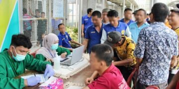 BENGKULU (10 Oktober 2025) – Memasuki hari ketiga pelaksanaan kegiatan Skrining Massal Penemuan Kasus Tuberkulosis (TBC), Lembaga Pemasyarakatan (Lapas) Kelas IIA Bengkulu terus menunjukkan komitmennya dalam menjaga kesehatan warga binaan pemasyarakatan (WBP). Kegiatan yang berlangsung di Klinik Pratama Lapas Bengkulu ini masih berjalan dengan lancar dan penuh antusiasme dari para peserta.