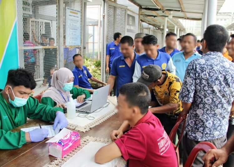 BENGKULU (10 Oktober 2025) – Memasuki hari ketiga pelaksanaan kegiatan Skrining Massal Penemuan Kasus Tuberkulosis (TBC), Lembaga Pemasyarakatan (Lapas) Kelas IIA Bengkulu terus menunjukkan komitmennya dalam menjaga kesehatan warga binaan pemasyarakatan (WBP). Kegiatan yang berlangsung di Klinik Pratama Lapas Bengkulu ini masih berjalan dengan lancar dan penuh antusiasme dari para peserta.