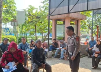 Bripka Indra berinteraksi dengan pemohon SIM