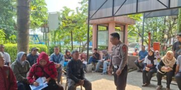 Bripka Indra berinteraksi dengan pemohon SIM