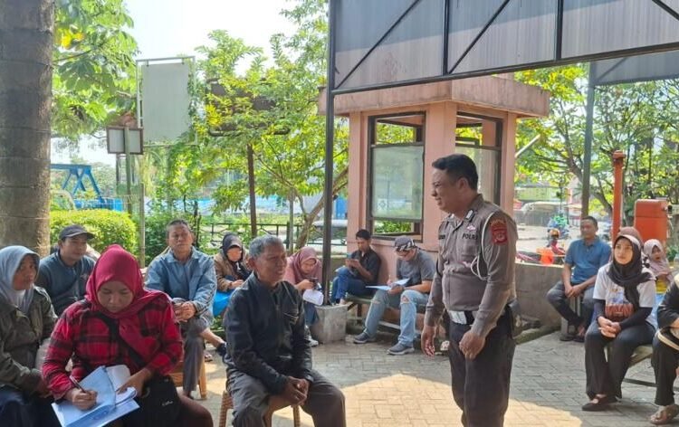 Bripka Indra berinteraksi dengan pemohon SIM