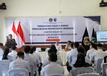 Jajaran pegawai mengikuti kegiatan Monitoring dan Evaluasi Survei Penilaian Integritas dan Kepatuhan Laporan Harta Kekayaan melalui Aplikasi CARAKA oleh Inspektorat Jenderal Pemasyarakatan. Doc. Humas