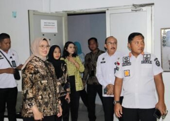 Sesitjen Kementerian Imigrasi dan Pemasyarakatan RI, Ika Yusanti, saat meninjau Dapur Elok Lapas Kelas IIA Bengkulu dan memberikan apresiasi atas tata kelola dapur yang transparan dan akuntabel. Doc. Humas