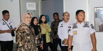 Sesitjen Kementerian Imigrasi dan Pemasyarakatan RI, Ika Yusanti, saat meninjau Dapur Elok Lapas Kelas IIA Bengkulu dan memberikan apresiasi atas tata kelola dapur yang transparan dan akuntabel. Doc. Humas