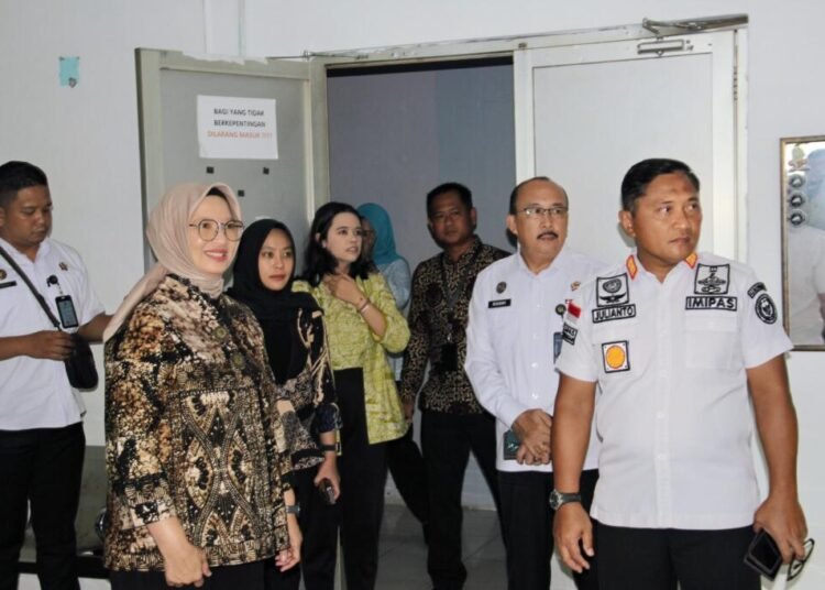 Dapur Elok Lapas Bengkulu Dapat Apresiasi Sesitjen Kemenimipas RI Ika Yusanti 46 Sesitjen Kementerian Imigrasi dan Pemasyarakatan RI, Ika Yusanti, saat meninjau Dapur Elok Lapas Kelas IIA Bengkulu dan memberikan apresiasi atas tata kelola dapur yang transparan dan akuntabel. Doc. Humas