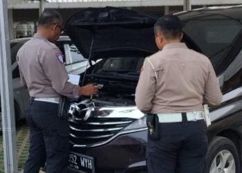 Aiptu Sunaryo memeriksa fisik kendaraan (red)