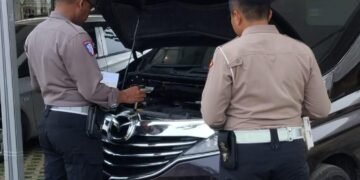 Aiptu Sunaryo memeriksa fisik kendaraan (red)