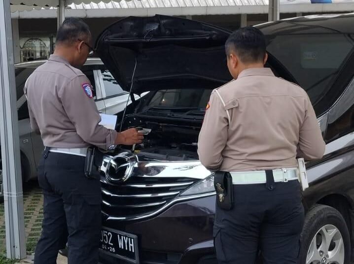 Aiptu Sunaryo memeriksa fisik kendaraan (red)