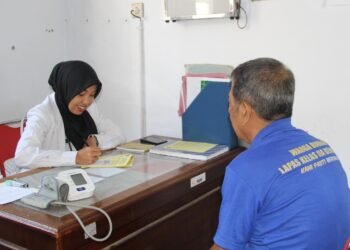 Klinik Pratama Lembaga Pemasyarakatan (Lapas) Kelas IIA Bengkulu terus memberikan pelayanan kesehatan rutin bagi warga binaan sebagai wujud pemenuhan hak dasar di bidang kesehatan. Dalam kegiatan tersebut, dokter yang bertugas di bawah Kantor Wilayah Direktorat Jenderal Pemasyarakatan Bengkulu melaksanakan pemeriksaan dan konsultasi kesehatan kepada warga binaan di ruang pelayanan medis Lapas Bengkulu.