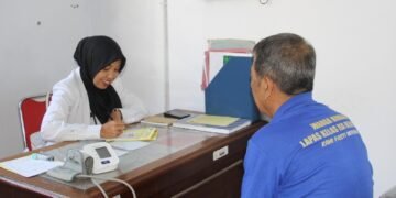 Klinik Pratama Lembaga Pemasyarakatan (Lapas) Kelas IIA Bengkulu terus memberikan pelayanan kesehatan rutin bagi warga binaan sebagai wujud pemenuhan hak dasar di bidang kesehatan. Dalam kegiatan tersebut, dokter yang bertugas di bawah Kantor Wilayah Direktorat Jenderal Pemasyarakatan Bengkulu melaksanakan pemeriksaan dan konsultasi kesehatan kepada warga binaan di ruang pelayanan medis Lapas Bengkulu.