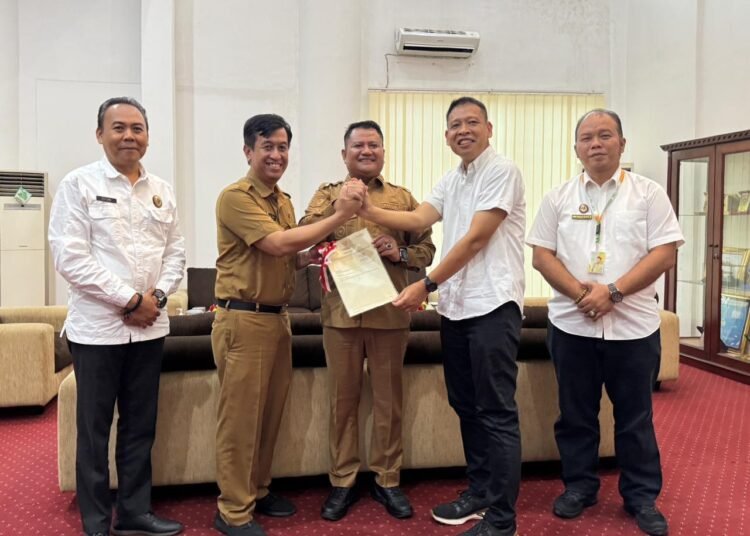 Kepala Kantor Pertanahan Kabupaten Asahan Serahkan Sertipikat Tanah Hibah untuk Pembangunan Sekolah 46 WhatsApp Image 2025 10 15 at 07.42.55