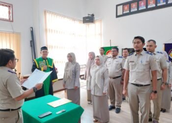 Kepala Kantor Pertanahan Kota Lhokseumawe Pimpin Pengambilan Sumpah Tim Adjudikasi 51 WhatsApp Image 2025 10 15 at 15.58.12