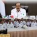 Bengkulu – Kepala Lembaga Pemasyarakatan (Lapas) Kelas IIA Bengkulu, Julianto Budhi Prasetyono, bersama jajaran pejabat struktural dan perwakilan staf mengikuti Rapat Analisis dan Evaluasi (Anev) Capaian Kinerja Triwulan III Tahun 2025 yang digelar secara virtual pada Kamis, 16 Oktober 2025.
