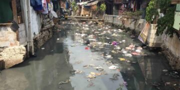 Kali Krukut Tanah Abang Kotor akibat Kebiasaan Warga Buang Sampah Sembarangan