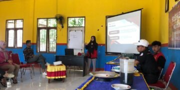 Mahasiwa KKN UNHAS Gel.114 Membantu Upaya Penanggulangan Banjir Melalui Pembuatan Tong Sampah