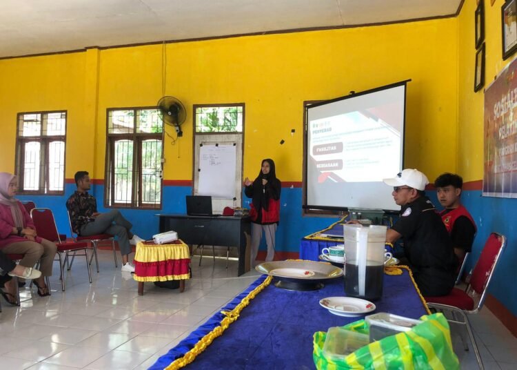 Mahasiwa KKN UNHAS Gel.114 Membantu Upaya Penanggulangan Banjir Melalui Pembuatan Tong Sampah
