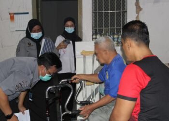 BENGKULU – Dalam upaya menjamin hak kesehatan bagi Warga Binaan Pemasyarakatan (WBP), Lembaga Pemasyarakatan (Lapas) Kelas IIA Bengkulu menggelar kegiatan Sambang Perawat Kesehatan Napi (BAPERHATI) dan pelayanan kesehatan rutin di Klinik Lapas, Senin (20/10).