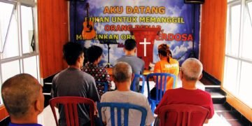 BENGKULU – Dalam upaya membentuk karakter dan memperkuat keimanan warga binaan, Lembaga Pemasyarakatan (Lapas) Kelas IIA Bengkulu melaksanakan kegiatan pembinaan kerohanian Kristen yang digelar secara virtual melalui Zoom Meeting bersama Yayasan Pendidikan Warga Binaan Pemasyarakatan (YPWBP) Cahaya Kasih, Senin (20/10).