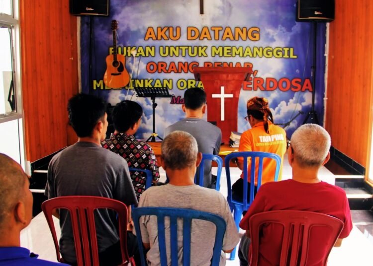 BENGKULU – Dalam upaya membentuk karakter dan memperkuat keimanan warga binaan, Lembaga Pemasyarakatan (Lapas) Kelas IIA Bengkulu melaksanakan kegiatan pembinaan kerohanian Kristen yang digelar secara virtual melalui Zoom Meeting bersama Yayasan Pendidikan Warga Binaan Pemasyarakatan (YPWBP) Cahaya Kasih, Senin (20/10).