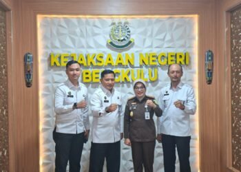 Perkuat Sinergi Penegakan Hukum, Kalapas Bengkulu Silaturahmi ke Kejari Kota Bengkulu 55 BENGKULU – Dalam rangka memperkuat sinergi dan koordinasi antar aparat penegak hukum, Kepala Lembaga Pemasyarakatan (Lapas) Kelas IIA Bengkulu, Julianto Budhi Prasetyono, melakukan kunjungan silaturahmi ke Kejaksaan Negeri (Kejari) Kota Bengkulu, Senin (20/10).