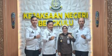BENGKULU – Dalam rangka memperkuat sinergi dan koordinasi antar aparat penegak hukum, Kepala Lembaga Pemasyarakatan (Lapas) Kelas IIA Bengkulu, Julianto Budhi Prasetyono, melakukan kunjungan silaturahmi ke Kejaksaan Negeri (Kejari) Kota Bengkulu, Senin (20/10).