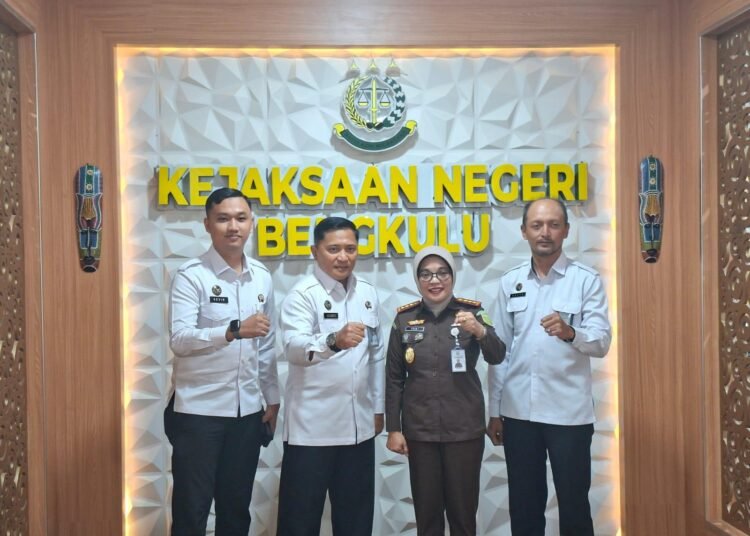 BENGKULU – Dalam rangka memperkuat sinergi dan koordinasi antar aparat penegak hukum, Kepala Lembaga Pemasyarakatan (Lapas) Kelas IIA Bengkulu, Julianto Budhi Prasetyono, melakukan kunjungan silaturahmi ke Kejaksaan Negeri (Kejari) Kota Bengkulu, Senin (20/10).