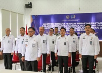 Lapas Kelas IIA Bengkulu Ikuti Penandatanganan Komitmen Bersama Jajaran Pemasyarakatan se-Indonesia 54 BENGKULU – Seluruh jajaran Lembaga Pemasyarakatan (Lapas) Kelas IIA Bengkulu mengikuti kegiatan Penandatanganan Komitmen Bersama Petugas Pemasyarakatan secara daring yang digelar serentak di seluruh Indonesia, Senin (20/10). Kegiatan nasional ini diinisiasi oleh Direktorat Jenderal Pemasyarakatan (Ditjenpas) dalam rangka memperkuat komitmen bersama untuk memberantas peredaran narkoba, handphone, dan barang terlarang lainnya di lingkungan Lapas, Rutan, LPKA, dan Bapas.