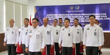 BENGKULU – Seluruh jajaran Lembaga Pemasyarakatan (Lapas) Kelas IIA Bengkulu mengikuti kegiatan Penandatanganan Komitmen Bersama Petugas Pemasyarakatan secara daring yang digelar serentak di seluruh Indonesia, Senin (20/10). Kegiatan nasional ini diinisiasi oleh Direktorat Jenderal Pemasyarakatan (Ditjenpas) dalam rangka memperkuat komitmen bersama untuk memberantas peredaran narkoba, handphone, dan barang terlarang lainnya di lingkungan Lapas, Rutan, LPKA, dan Bapas.