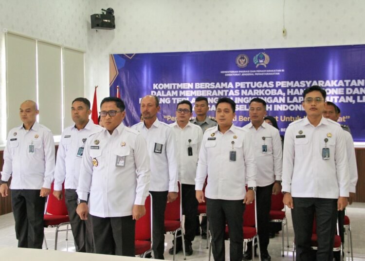 BENGKULU – Seluruh jajaran Lembaga Pemasyarakatan (Lapas) Kelas IIA Bengkulu mengikuti kegiatan Penandatanganan Komitmen Bersama Petugas Pemasyarakatan secara daring yang digelar serentak di seluruh Indonesia, Senin (20/10). Kegiatan nasional ini diinisiasi oleh Direktorat Jenderal Pemasyarakatan (Ditjenpas) dalam rangka memperkuat komitmen bersama untuk memberantas peredaran narkoba, handphone, dan barang terlarang lainnya di lingkungan Lapas, Rutan, LPKA, dan Bapas.