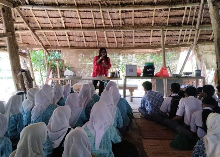 Mahasiswa KKN Tematik Literasi Dorong Budaya Menulis di Kalangan Siswa SMA dan SMK Gowa 46 proses bimbingan literasi