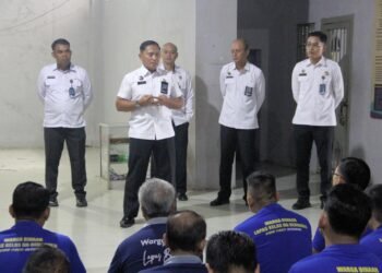 Kepala Lembaga Pemasyarakatan (Lapas) Kelas IIA Bengkulu, Julianto Budhi Prasetyono, kembali turun langsung menyapa Warga Binaan Pemasyarakatan (WBP) di blok hunian, Senin (21/10). Kegiatan tersebut menjadi ruang silaturahmi sekaligus bentuk pembinaan moral dan disiplin bagi seluruh warga binaan.