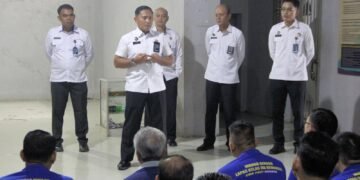 Kepala Lembaga Pemasyarakatan (Lapas) Kelas IIA Bengkulu, Julianto Budhi Prasetyono, kembali turun langsung menyapa Warga Binaan Pemasyarakatan (WBP) di blok hunian, Senin (21/10). Kegiatan tersebut menjadi ruang silaturahmi sekaligus bentuk pembinaan moral dan disiplin bagi seluruh warga binaan.