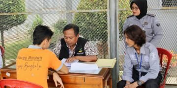 Dalam upaya mendukung program rehabilitasi sosial bagi Warga Binaan Pemasyarakatan (WBP), Lembaga Pemasyarakatan (Lapas) Kelas IIA Bengkulu bekerja sama dengan Yayasan Kantong Informasi Pemberdayaan Kesehatan Adiksi (KIPAS) melaksanakan kegiatan skrining dan asesmen awal di depan Klinik Pratama Lapas Bengkulu, Selasa (21/10).