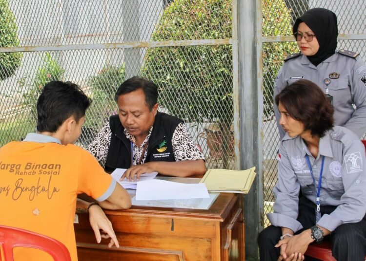 Dalam upaya mendukung program rehabilitasi sosial bagi Warga Binaan Pemasyarakatan (WBP), Lembaga Pemasyarakatan (Lapas) Kelas IIA Bengkulu bekerja sama dengan Yayasan Kantong Informasi Pemberdayaan Kesehatan Adiksi (KIPAS) melaksanakan kegiatan skrining dan asesmen awal di depan Klinik Pratama Lapas Bengkulu, Selasa (21/10).