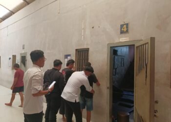 Deteksi Dini, Lapas Bengkulu Gelar Razia Kamar Hunian Blok A 51 BENGKULU — Dalam upaya memperkuat deteksi dini terhadap potensi gangguan keamanan dan ketertiban, Lembaga Pemasyarakatan (Lapas) Kelas IIA Bengkulu kembali melaksanakan razia kamar hunian. Kali ini, kegiatan menyasar Blok A dan dipimpin langsung oleh Kepala Kesatuan Pengamanan Lapas (Ka. KPLP) bersama jajaran pengamanan, Rabu (22/10).