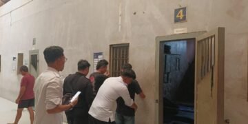 BENGKULU — Dalam upaya memperkuat deteksi dini terhadap potensi gangguan keamanan dan ketertiban, Lembaga Pemasyarakatan (Lapas) Kelas IIA Bengkulu kembali melaksanakan razia kamar hunian. Kali ini, kegiatan menyasar Blok A dan dipimpin langsung oleh Kepala Kesatuan Pengamanan Lapas (Ka. KPLP) bersama jajaran pengamanan, Rabu (22/10).