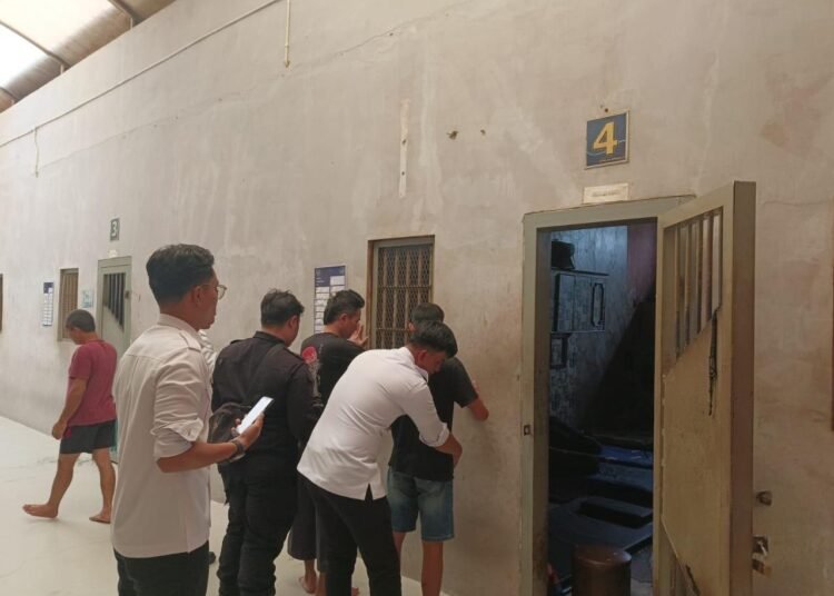 BENGKULU — Dalam upaya memperkuat deteksi dini terhadap potensi gangguan keamanan dan ketertiban, Lembaga Pemasyarakatan (Lapas) Kelas IIA Bengkulu kembali melaksanakan razia kamar hunian. Kali ini, kegiatan menyasar Blok A dan dipimpin langsung oleh Kepala Kesatuan Pengamanan Lapas (Ka. KPLP) bersama jajaran pengamanan, Rabu (22/10).