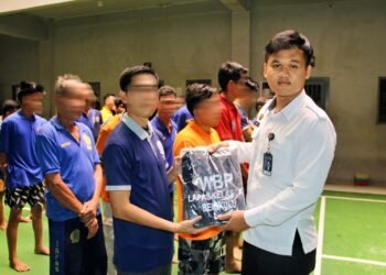 Lapas Bengkulu Bagikan 850 Pakaian Baru Untuk Warga Binaan 48 Petugas Lapas Bengkulu menyalurkan pakaian baru kepada warga binaan sebagai bentuk pemenuhan hak dasar dan peningkatan kenyamanan selama pembinaan.