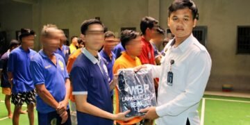 Petugas Lapas Bengkulu menyalurkan pakaian baru kepada warga binaan sebagai bentuk pemenuhan hak dasar dan peningkatan kenyamanan selama pembinaan.