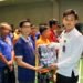 Petugas Lapas Bengkulu menyalurkan pakaian baru kepada warga binaan sebagai bentuk pemenuhan hak dasar dan peningkatan kenyamanan selama pembinaan.