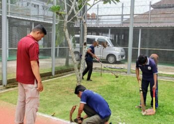 WBP Lapas Bengkulu Gotong Royong Bersihkan Lapangan Serbaguna, Wujudkan Lingkungan Yang Asri Dan Tertib 46 Warga Binaan Lapas Bengkulu