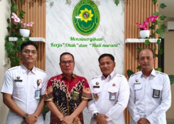 Kalapas Bengkulu, Julianto Budhi Prasetyono, bersama Ketua PN Bengkulu, Agus Hamzah, berfoto bersama usai pertemuan membahas penguatan sinergi antar lembaga.