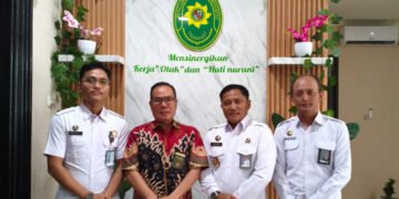 Kalapas Bengkulu, Julianto Budhi Prasetyono, bersama Ketua PN Bengkulu, Agus Hamzah, berfoto bersama usai pertemuan membahas penguatan sinergi antar lembaga.