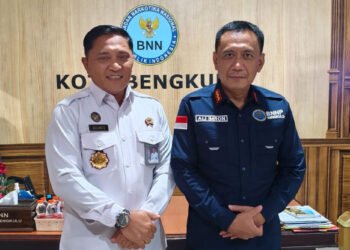 Kalapas Bengkulu Julianto Budhi Prasetyono (tengah) bersama Kepala BNN Kota Bengkulu Ali Imron (kanan) berdiskusi memperkuat sinergi P4GN dalam kunjungan silaturahmi.
