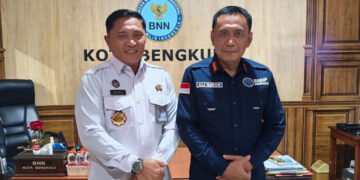 Kalapas Bengkulu Julianto Budhi Prasetyono (tengah) bersama Kepala BNN Kota Bengkulu Ali Imron (kanan) berdiskusi memperkuat sinergi P4GN dalam kunjungan silaturahmi.