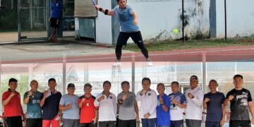 Kalapas Bengkulu Julianto Budhi Prasetyono bermain tenis bersama pegawai dan perwakilan OPD Kota Bengkulu. Doc. Humas